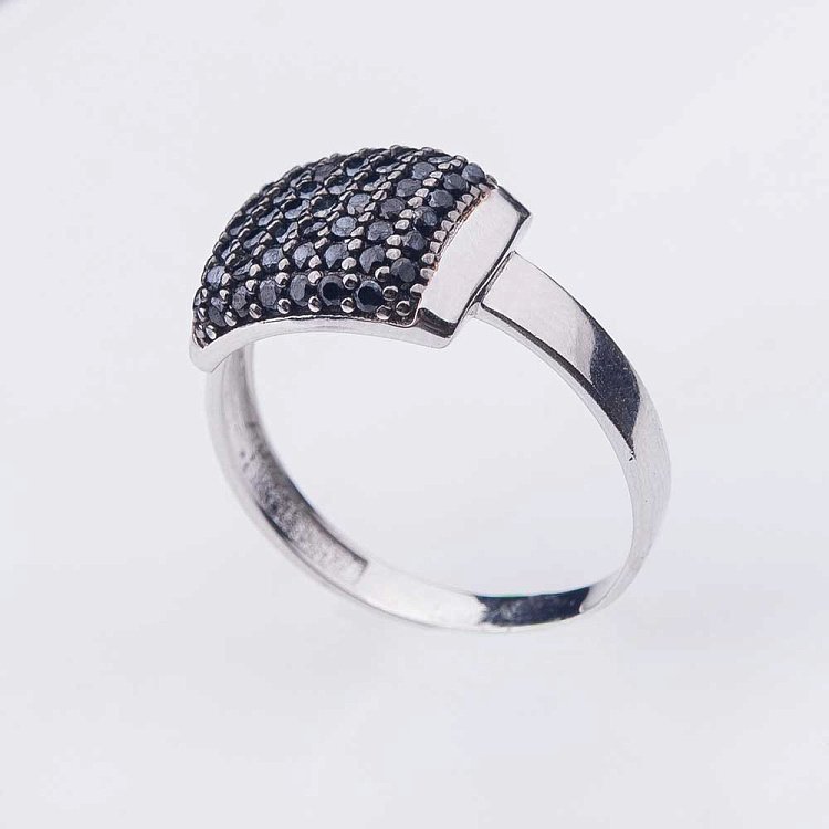 Золотое кольцо с фианитами к04018 от ювелирного магазина Оникс