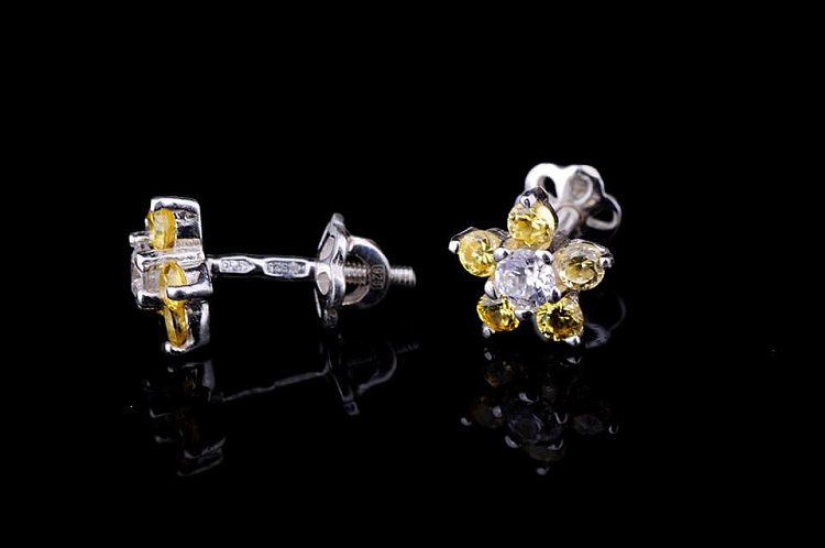 Срібні сережки -пусети "Квіточки" (фіаніти) 12667ж від ювелірного магазину Онікс - 1