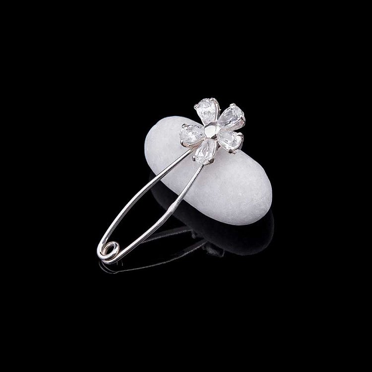 Срібна шпилька "Квіточка" з фіанітами 21025 від ювелірного магазину Онікс