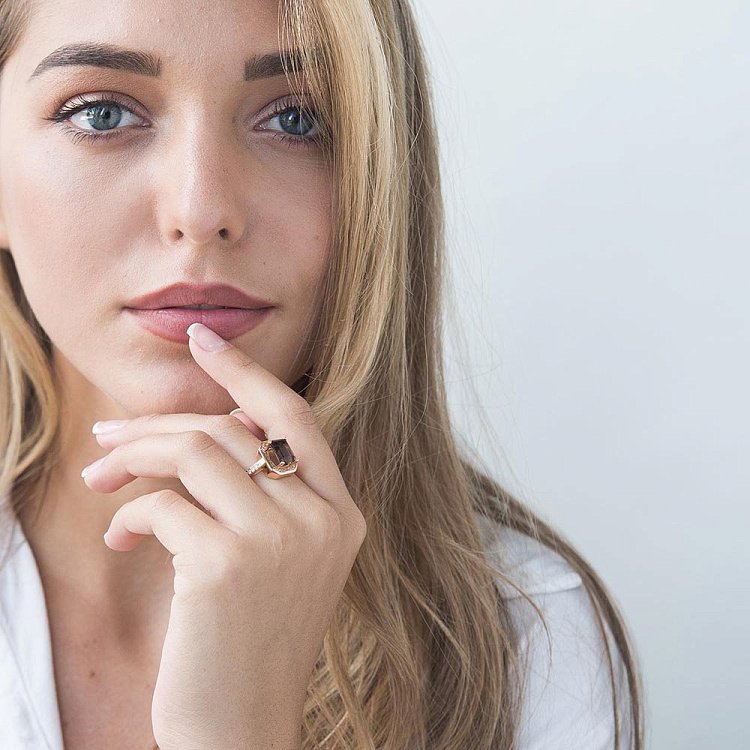 Золота каблучка (димчастий кварц, фіаніти) к03586 від ювелірного магазину Онікс - 5