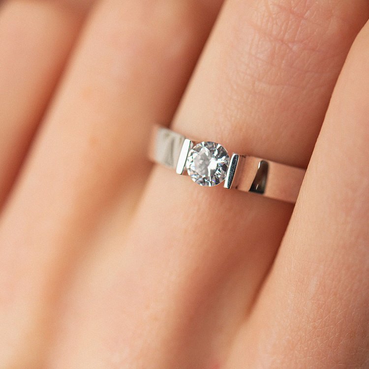 Заручальна каблучка з фіанітом (біле золото) к07173 від ювелірного магазину Онікс - 1