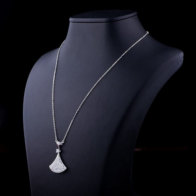 Серебряное колье с фианитами 18256 Серебряное колье с фианитами 18256 от ювелирного магазина Оникс