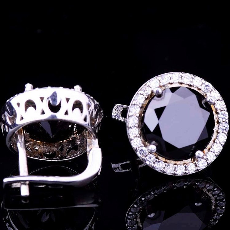 Серебряные сережки с фианитами 12475 от ювелирного магазина Оникс