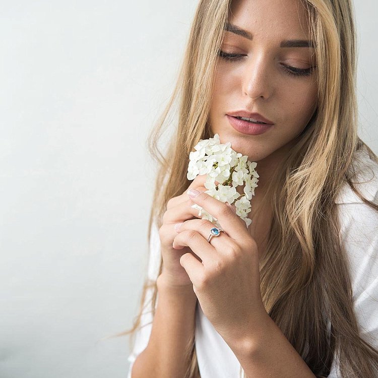 Золота каблучка з блакитним топазом і фіанітами к04645 від ювелірного магазину Онікс - 5