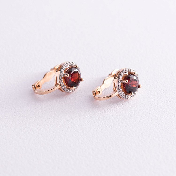 Золотые серьги с пиропом (гранатом) и фианитами с04164 от ювелирного магазина Оникс