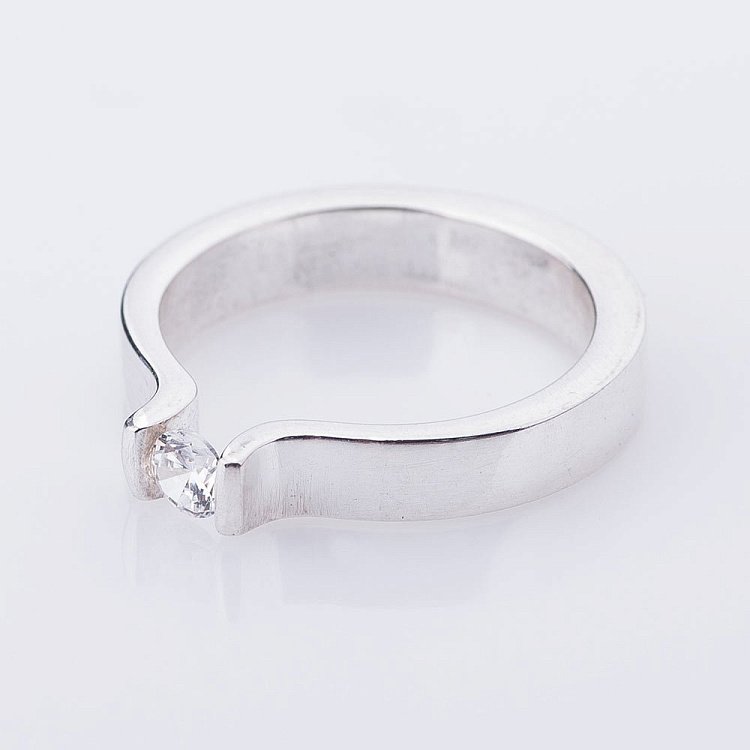 Серебряное кольцо (фианит) 111926 от ювелирного магазина Оникс - 1