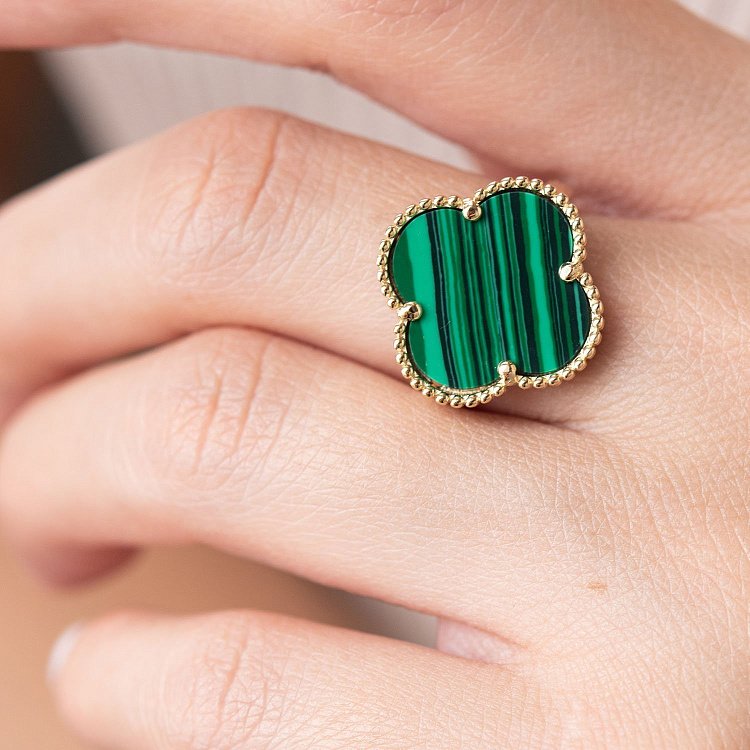 Золотое кольцо "Клевер" с малахитом к06880 от ювелирного магазина Оникс - 1