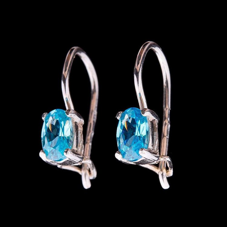 Серебряные серьги с фианитами 12958 от ювелирного магазина Оникс