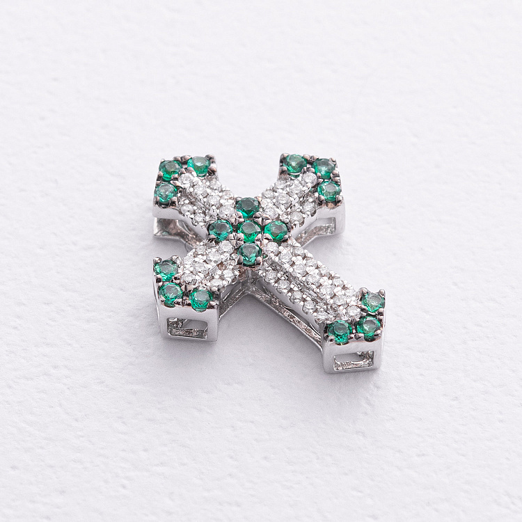 Крестик в белом золоте (бриллианты, изумруды) пб0390ca от ювелирного магазина Оникс