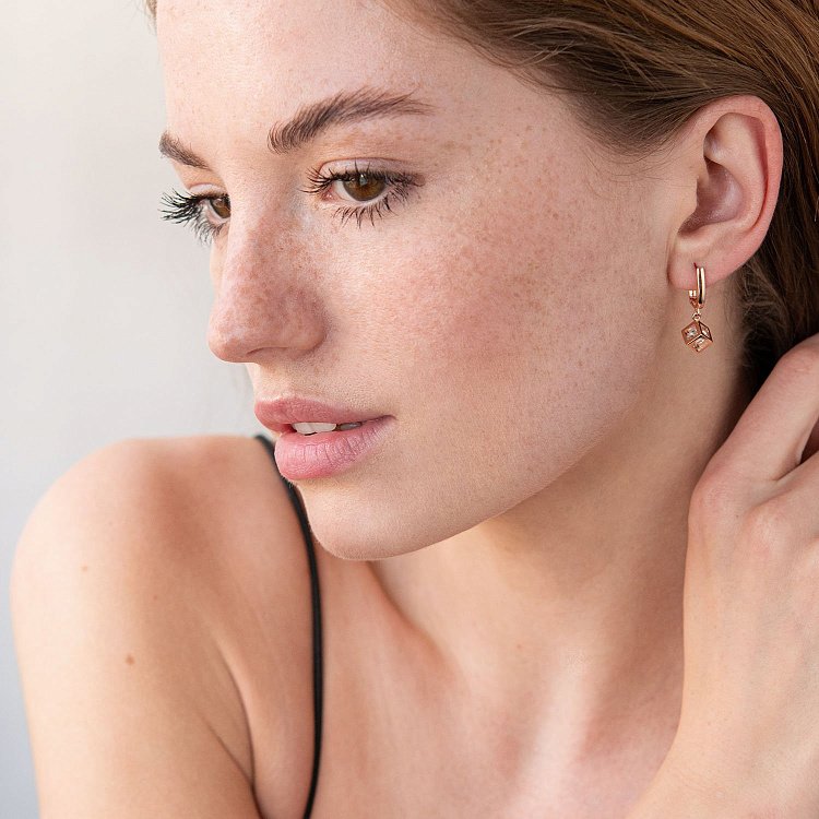 Золоті сережки "Кубики" з фіанітами с07528 від ювелірного магазину Онікс - 1