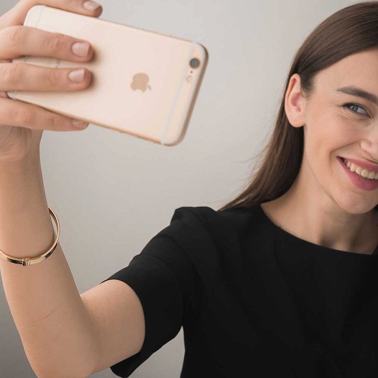 Золотой браслет "Love" без камней б02269 от ювелирного магазина Оникс - 2