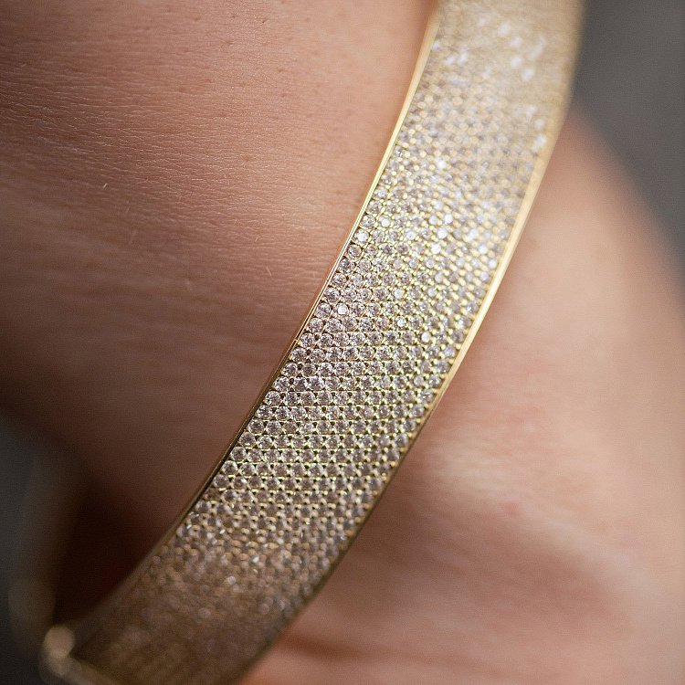 Жорсткий браслет "Maggie" з фіанітами (жовте золото) б02265 від ювелірного магазину Онікс - 3