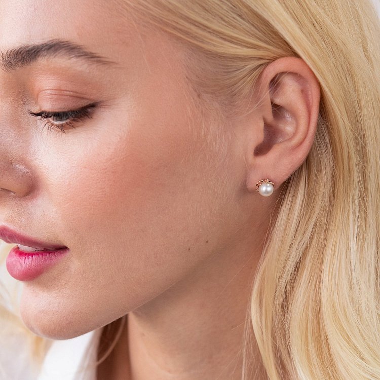 Золотые серьги - пусеты с жемчугом с07637 от ювелирного магазина Оникс - 1