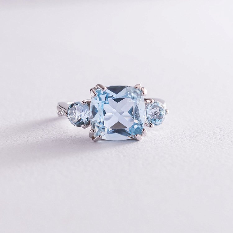 Серебряное кольцо с голубыми топазами и фианитами 111990 от ювелирного магазина Оникс