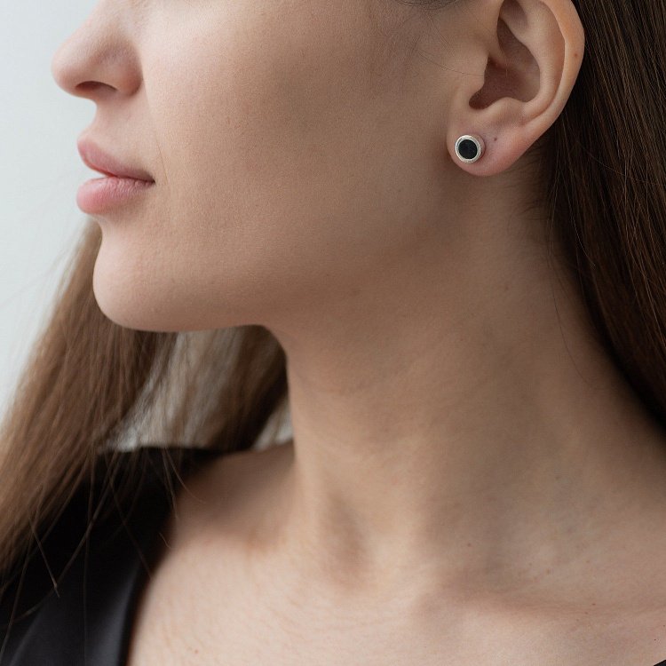 Серебряные серьги-пусеты (черная эмаль) 122647 от ювелирного магазина Оникс - 1