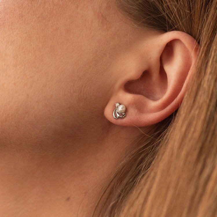 Срібні сережки - пусети (культ. прісн. перли, фіаніт) 12645 від ювелірного магазину Онікс - 1