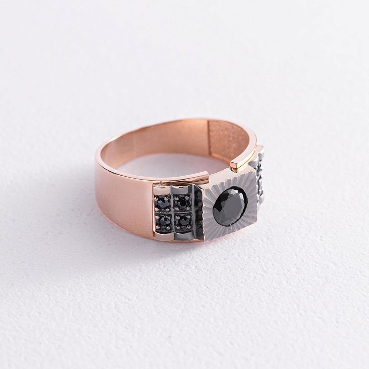 Мужская золотая печатка с черными фианитами к06054 от ювелирного магазина Оникс