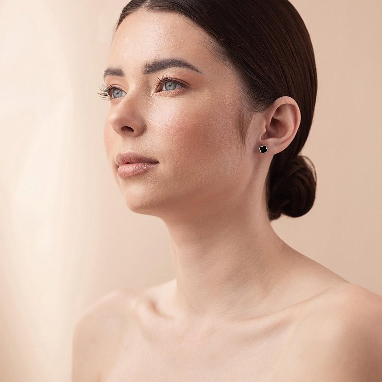 Серебряные серьги - пусеты "Клевер" с ониксом mini 123296 от ювелирного магазина Оникс - 2