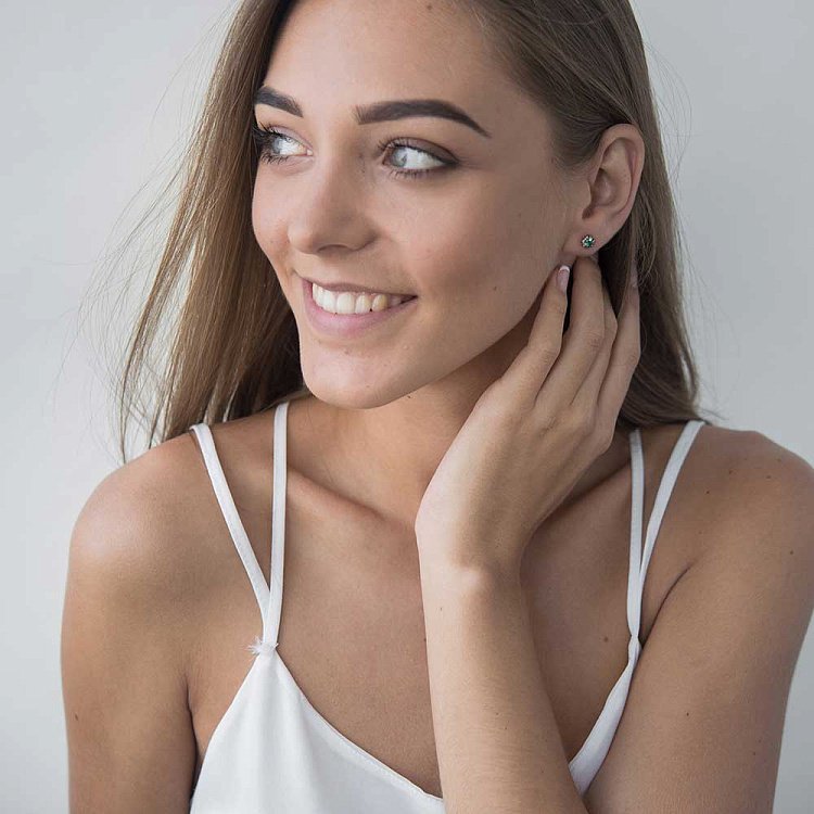 Золоті сережки-пусети з діамантами і смарагдами 5827 від ювелірного магазину Онікс - 2