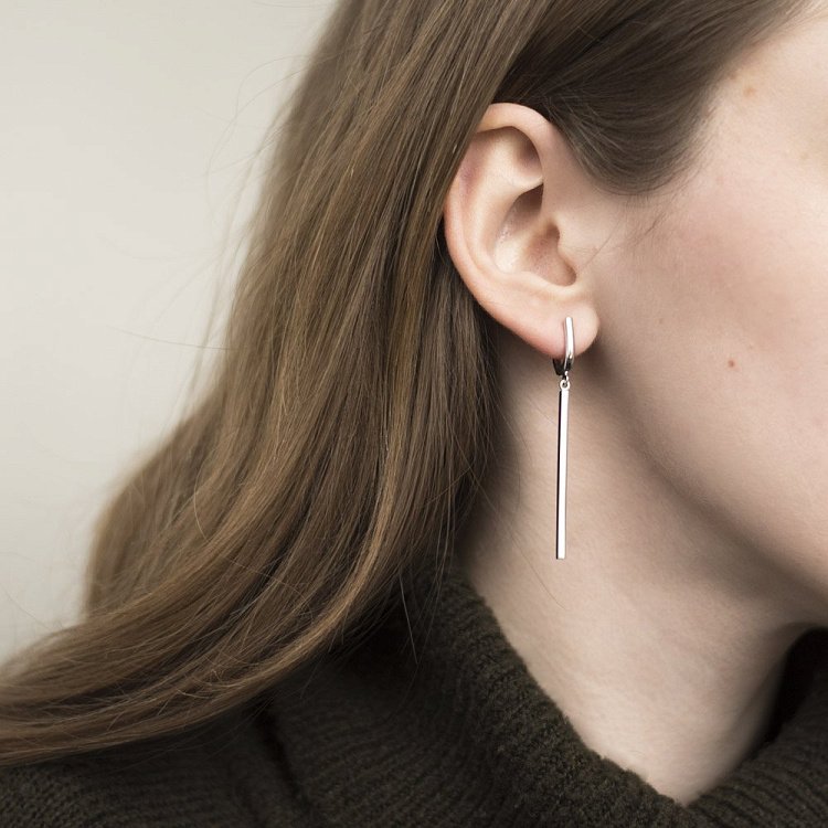 Висячие серебряные серьги 122383 от ювелирного магазина Оникс - 1