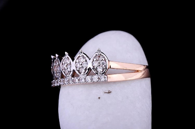 Золота каблучка "Корона" з фіанітами к02932 від ювелірного магазину Онікс - 2