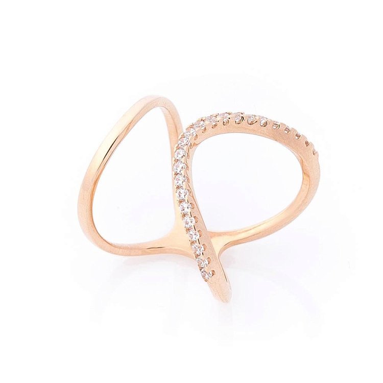 Золота каблучка з фіанітами 760444 від ювелірного магазину Онікс