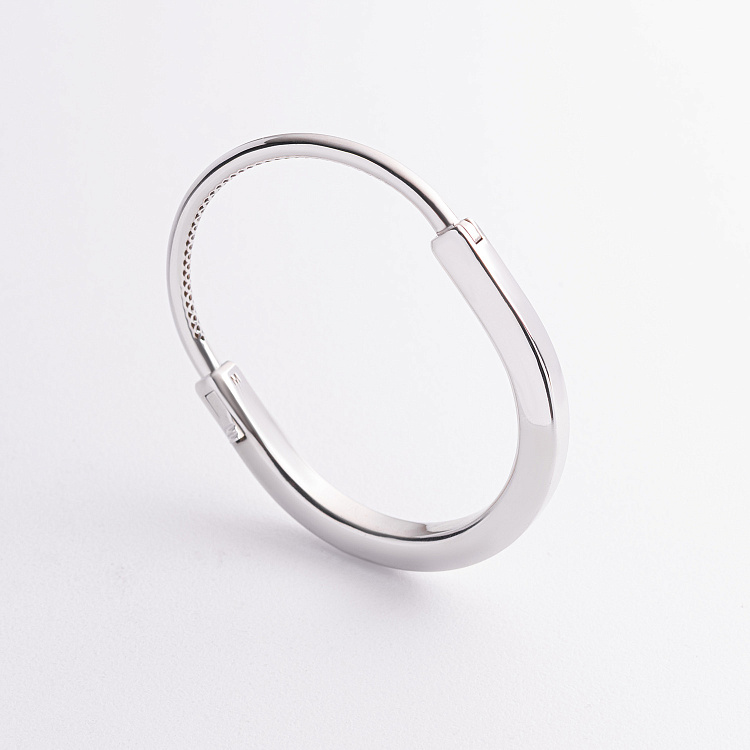 Жесткий браслет Lock в белом золоте б05716 от ювелирного магазина Оникс