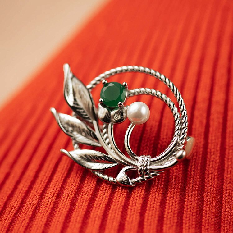 Серебряная брошь с жемчужиной и фианитом 16151 от ювелирного магазина Оникс - 1