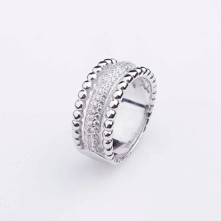 Серебряное кольцо с фианитами 111829 от ювелирного магазина Оникс