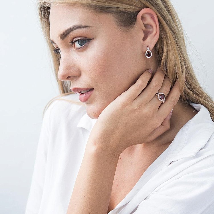 Золота каблучка з піропом (гранатом) і фіанітами к04655 від ювелірного магазину Онікс - 3