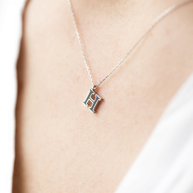 Серебряное колье с буквой Н 18620ч от ювелирного магазина Оникс - 1