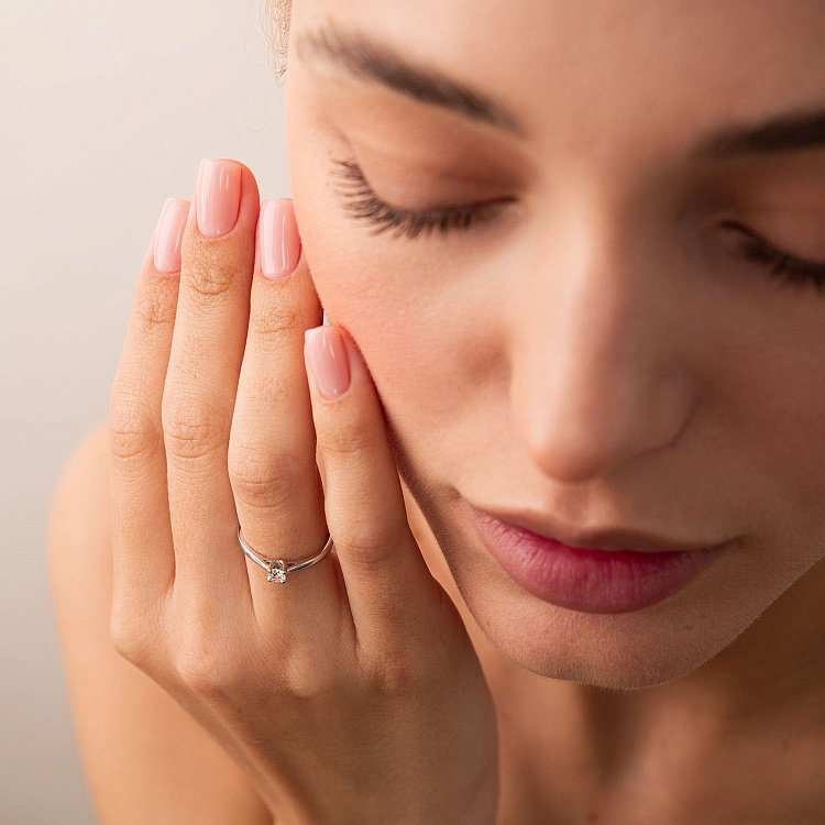 Золотое помолвочное кольцо с бриллиантом кб0358y от ювелирного магазина Оникс - 1