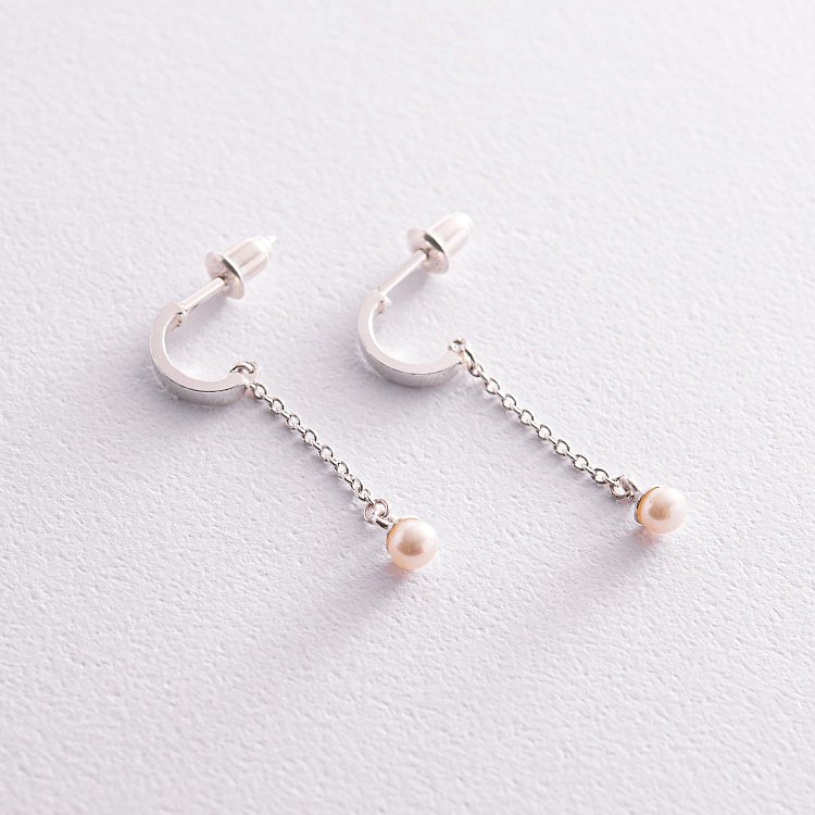 Серебряные серьги - пусеты "Миранда" с жемчугом на цепочке 123208 от ювелирного магазина Оникс - 1