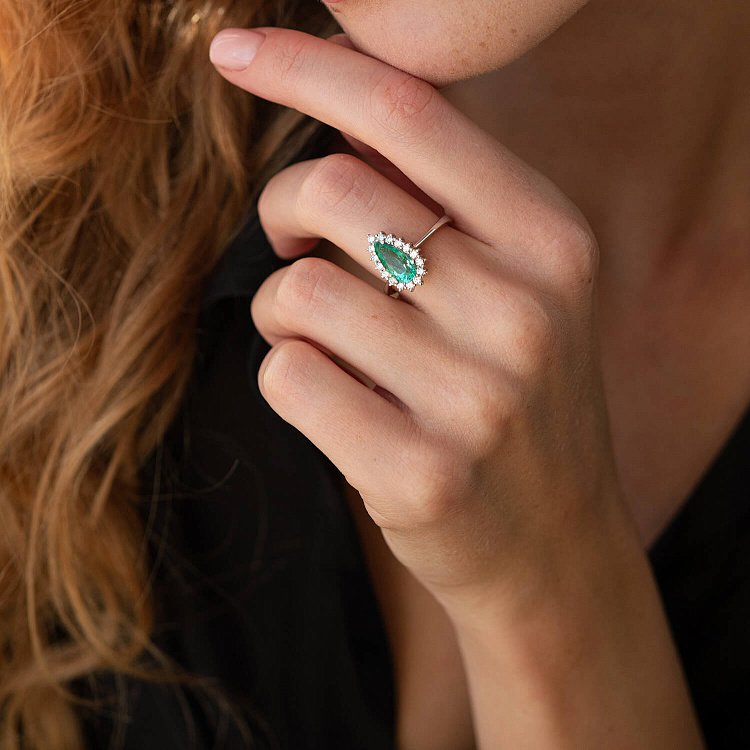 Золотое кольцо с изумрудом и бриллиантами 228851521 от ювелирного магазина Оникс - 7