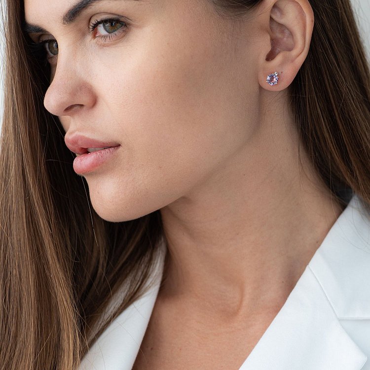 ﻿Золоті сережки-пусети з аметистом і фіанітами  с05043 від ювелірного магазину Онікс - 1