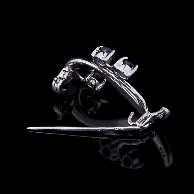 Срібна брошка з синім сапфіром 16061 від ювелірного магазину Онікс - 1