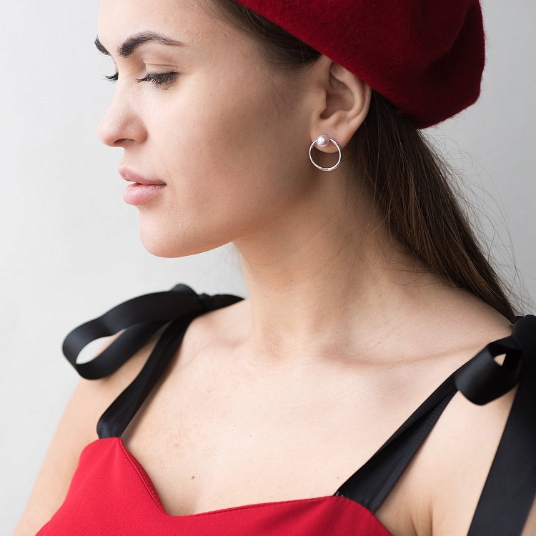 Серебряные серьги-пусеты "Круговорот" с жемчугом 122636 от ювелирного магазина Оникс - 10