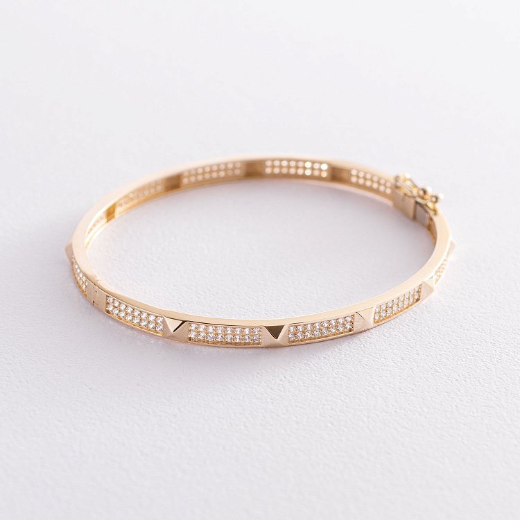 Жорсткий браслет в жовтому золоті (фіаніти) б04750 від ювелірного магазину Онікс