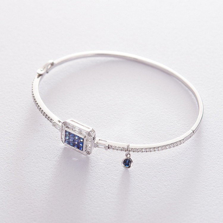 Жесткий золотой браслет с бриллиантами и сапфирами бб0022di от ювелирного магазина Оникс