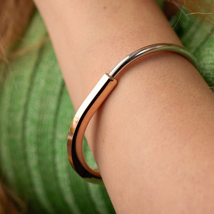 Жесткий золотой браслет Lock б05413 от ювелирного магазина Оникс - 1