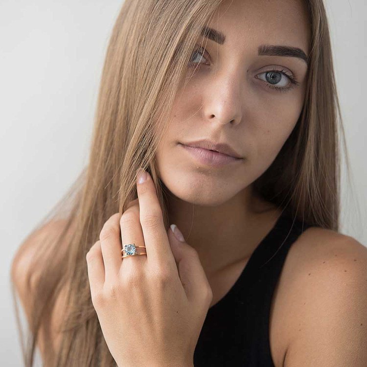 Золотое кольцо с голубым топазом к01062 от ювелирного магазина Оникс - 4