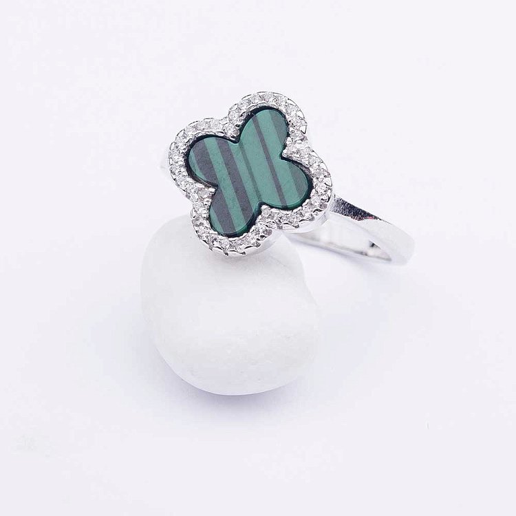 Серебряное кольцо "Клевер" с фианитами и им. малахита 111702 от ювелирного магазина Оникс