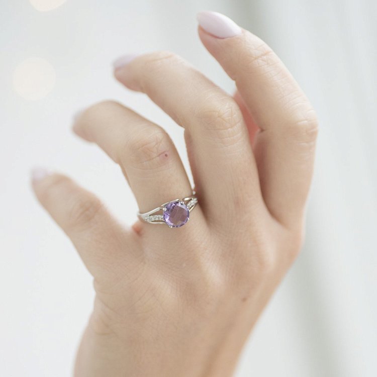 Золота каблучка з аметистом і фіанітами 14034076 від ювелірного магазину Онікс - 3