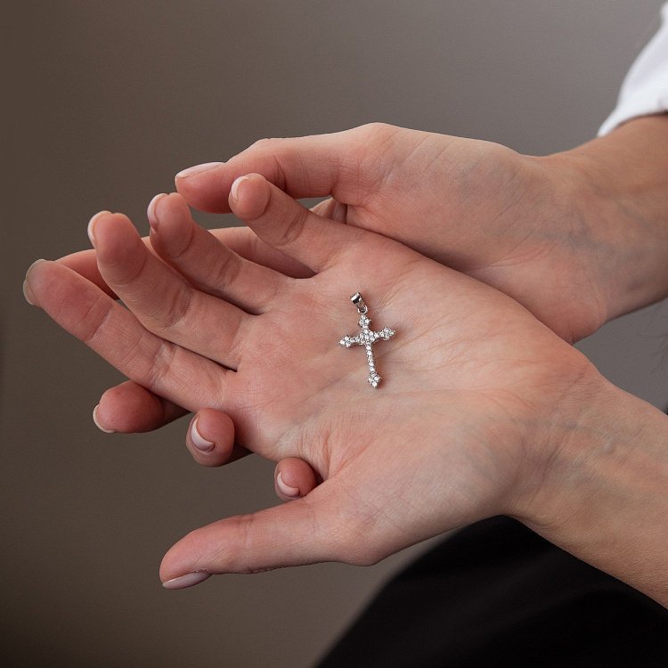 Срібний хрестик з фіанітами 131909 від ювелірного магазину Онікс - 1