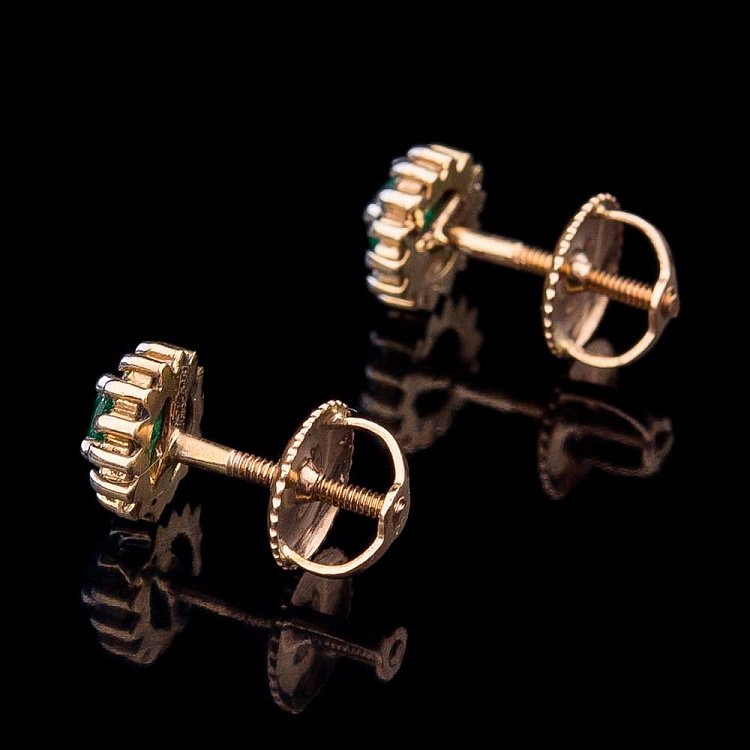 Золотые серьги-пусеты с бриллиантами и изумрудами 5827 от ювелирного магазина Оникс - 1