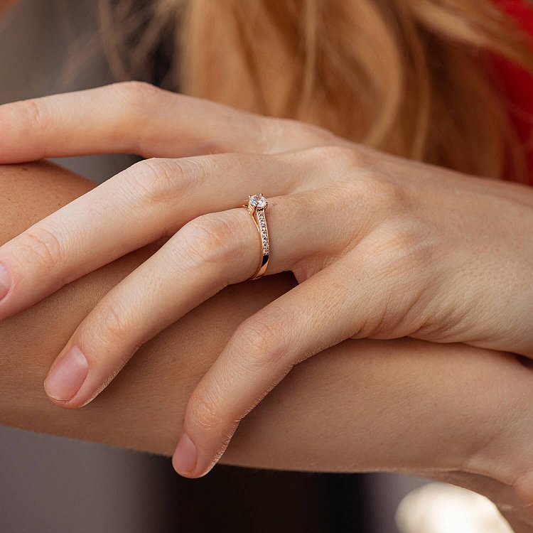 Золота заручальна каблучка з фіанітами к05880 від ювелірного магазину Онікс - 5