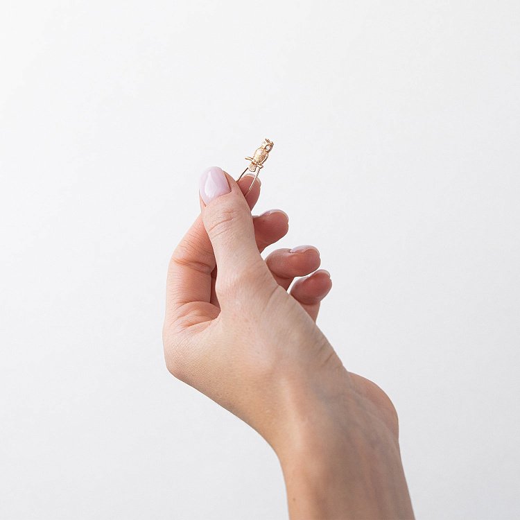 Золотая булавка "Сова" (фианит) зак00121 от ювелирного магазина Оникс - 1