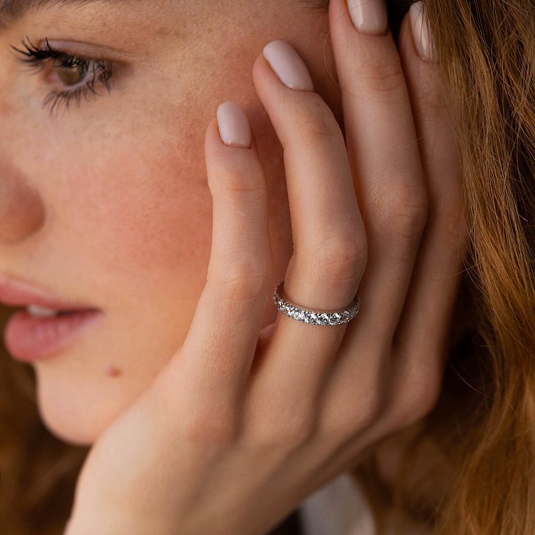 Кольцо с дорожкой камней в белом золоте (фианиты) к07390 от ювелирного магазина Оникс - 2