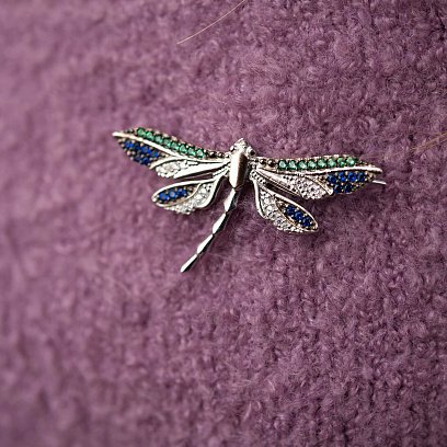 Срібна брошка "Бабка" з різнокольоровими фіанітами 048 №2