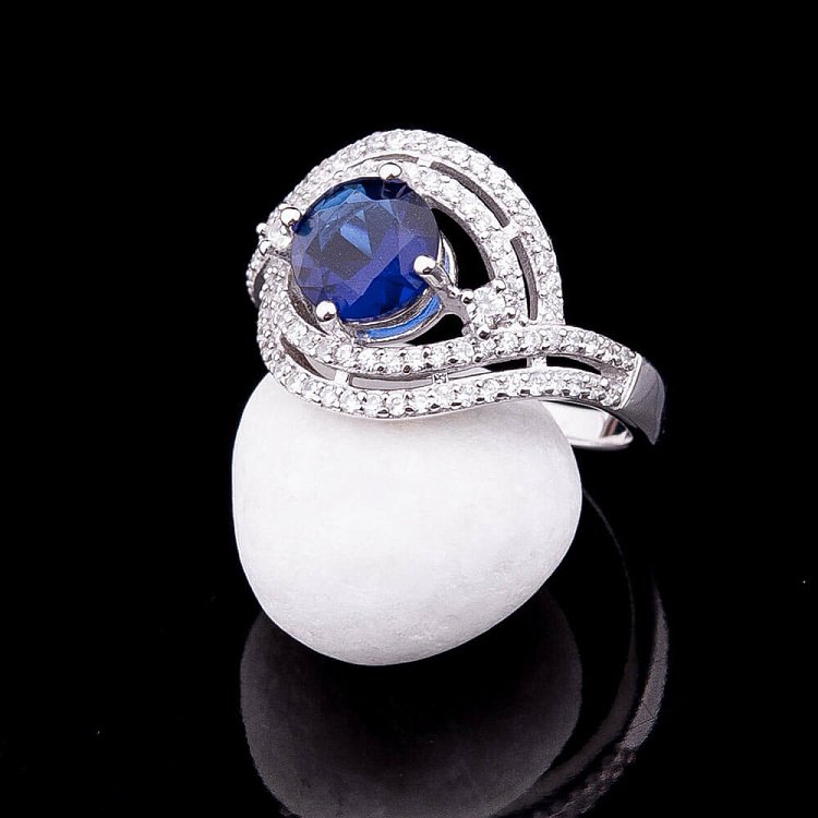 Кольцо с синтетической шпинелью синего цвета к018 от ювелирного магазина Оникс - 4